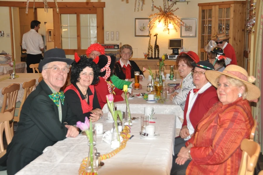 Obmann des Pfarrgemeinderates#und der Singgemeinschaft#Horst Pollak in einer netten Damenrunde