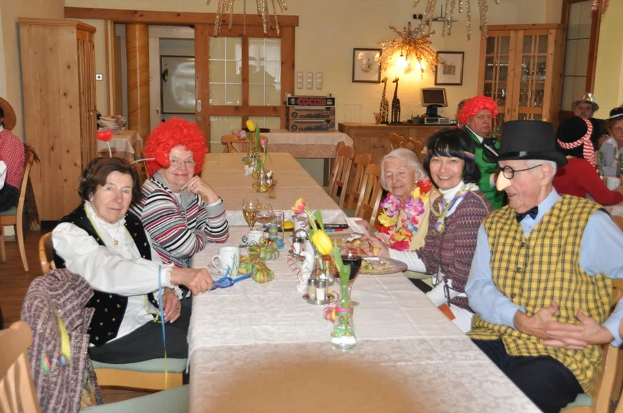 Im Vordergrund Walter Pridnig#und Ballmutter Erna Rapatz