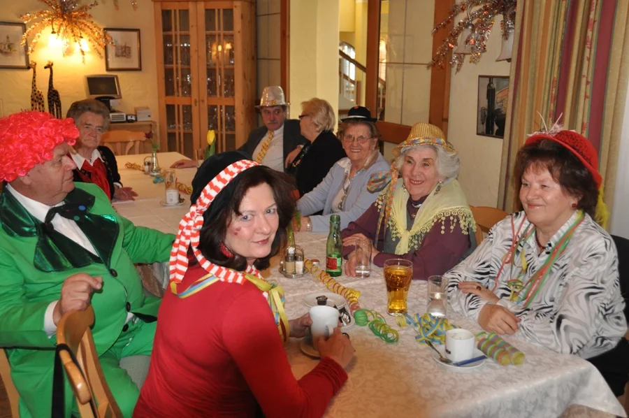 Willi Pickert und Hermann Deketh#unterhalten die Damen