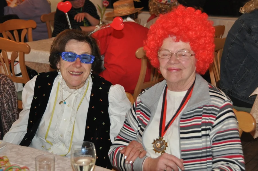 Ballmutter Erna Rapatz mit#Reise berichterstatterin Elfr.Hudovernig