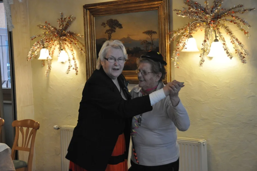 Zwei Seniorentänzerinnen