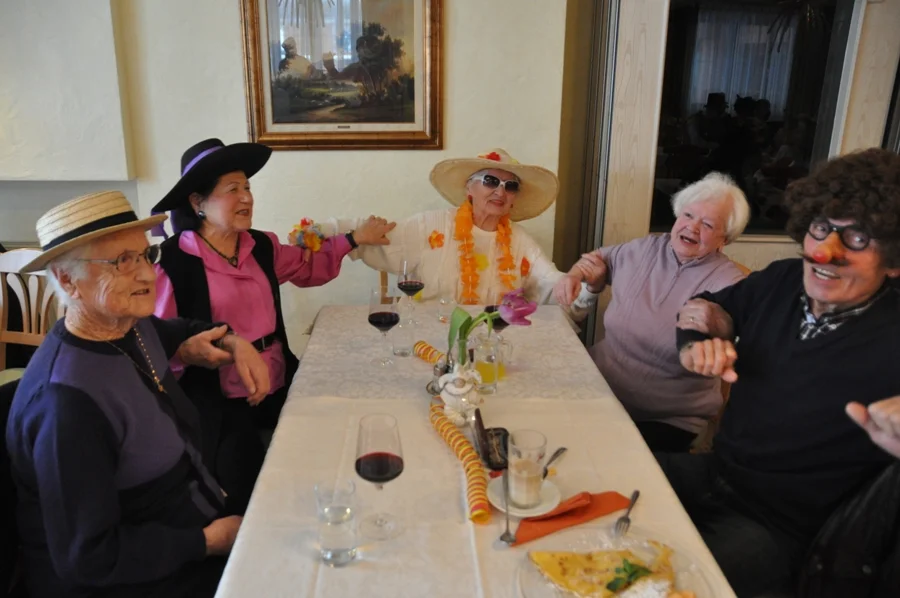 In bester Laune Vbm. Walter mit#Maria Kronig, die Damen Papitsch #und Maria Reiter