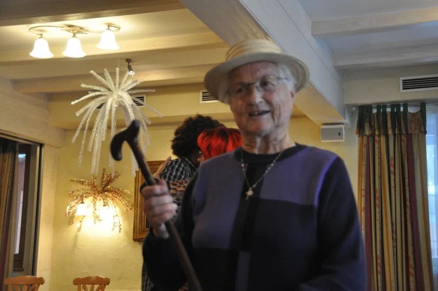 Maria Kronig mit Begleiter