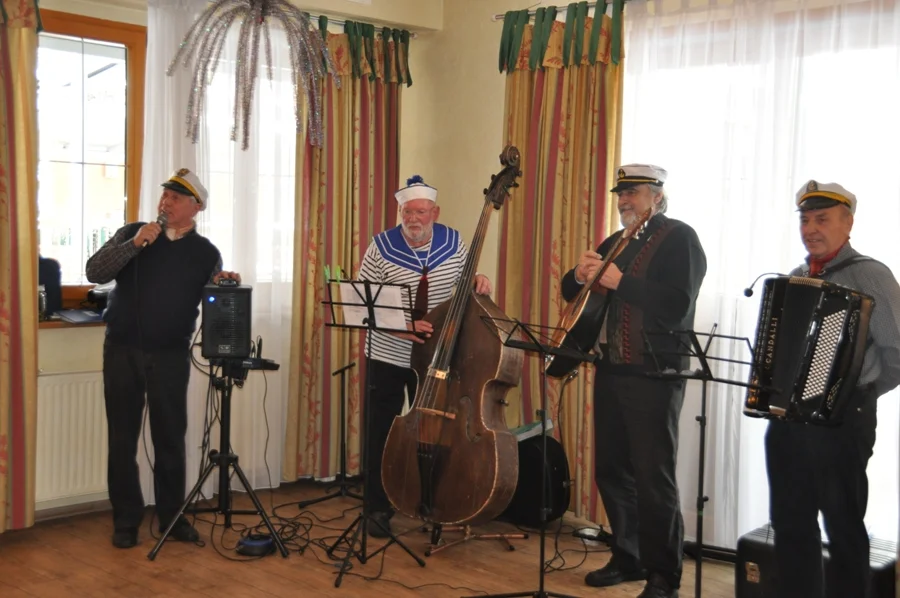 Die Volksmusik Pörtschach spielte zum#Tanz. Ing. Werner Hörmann animierte#zum Mitsingen