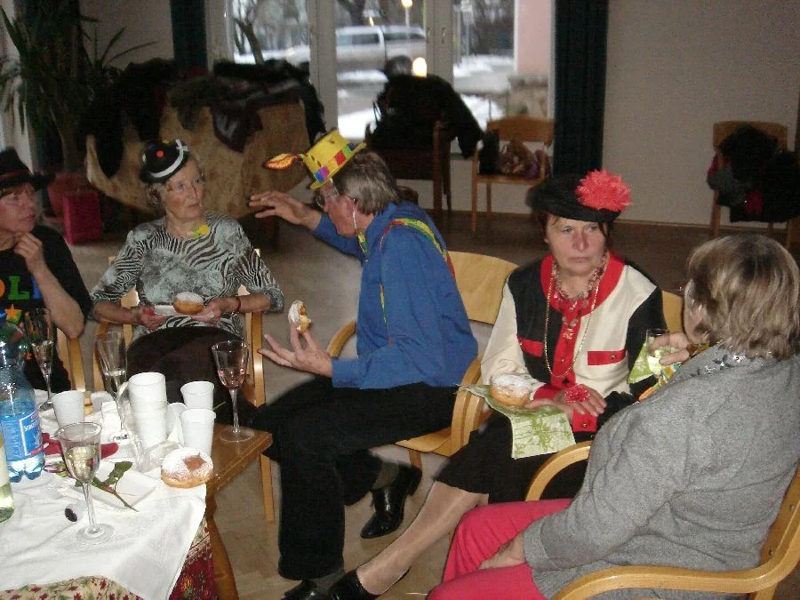 Gemütliches Beisammensein#im Vordergrund#Frau Oliva und Frau Benz