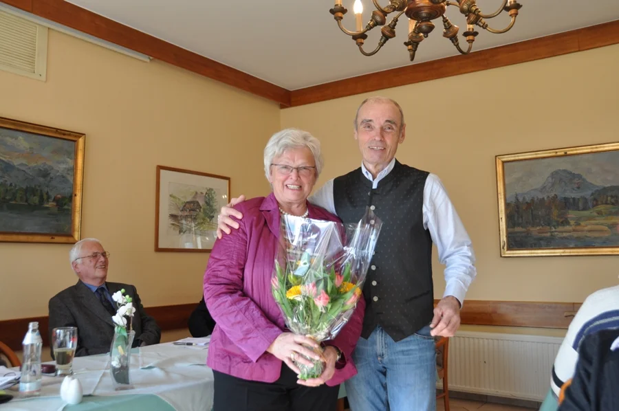 VBM. Alfred Walter gratuliert der#Obfrau Heidi Wienerroither#miit einem Brumenstraus zur Wahl