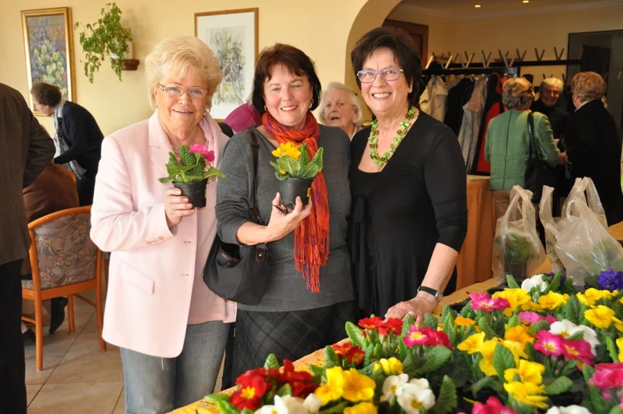 Die neue Obfraustv. Elisabeth Walter#mit Frau Erika Maier und Freu Hemmi#Rauter bei der Verteilung der Blumen