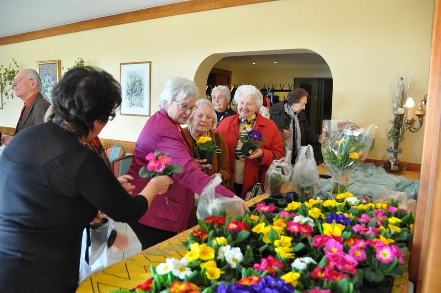 Obfrau Heidi Wienerroither überreicht#den Blumengruß gespendet#von VBM.Alfred Walter