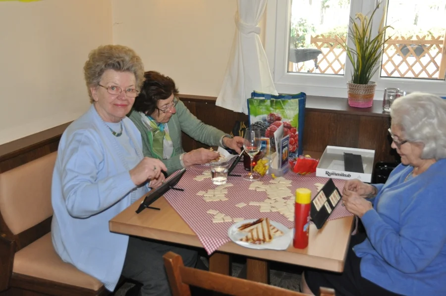 Elfiede Hudovernig und#Margareta Kleinberger und#Erna Rapatz