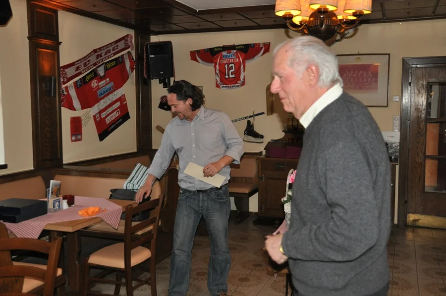 Im Hintergrund die KAC Werbung