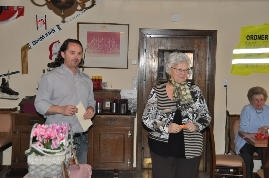 bei der Ziehung der Glücksnummer