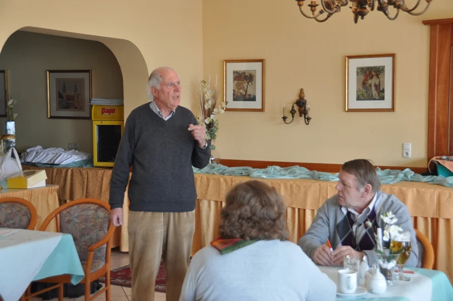 Hans Prüller erklärt die Spielregeln