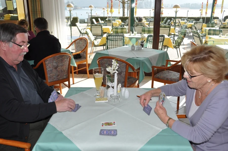 Peter Benz sehr konzentriert  #ObfrauStv. Annemarie Orlitsch nimmts leicht