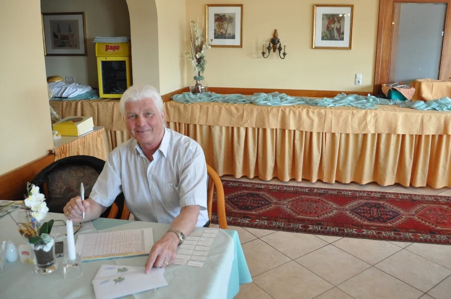 Ein aufmerksamer Spielleiter#Fotograf Helmut Epe