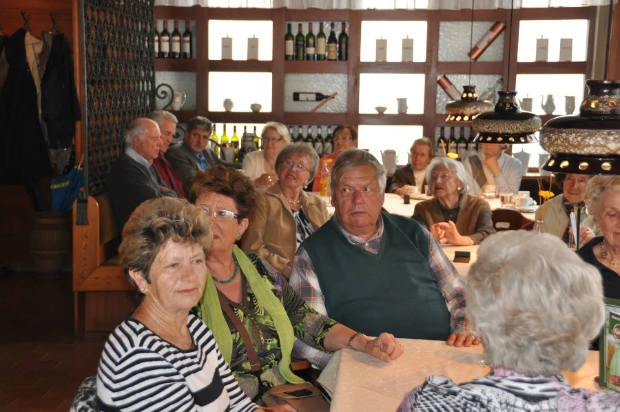 Das +Stüberl war vollbesetzt#in der Mitte Burgvogt Willi Pickert