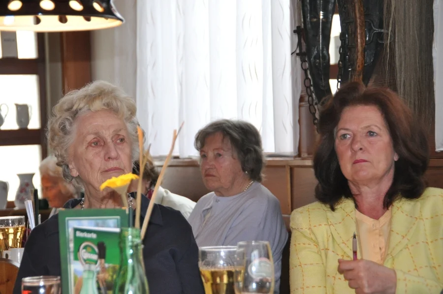 Frau Harrison mit Gartenunterlagen