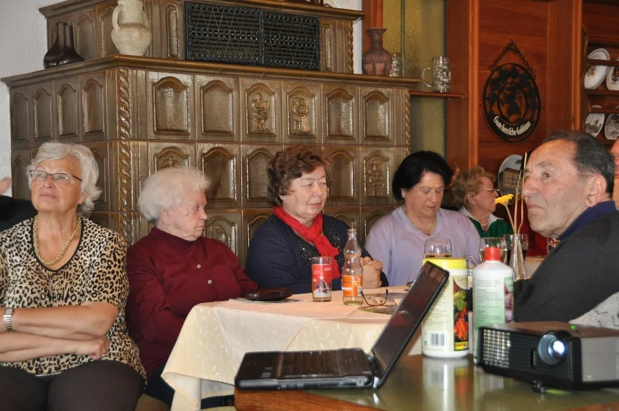 Beim warmen Kachelofen freute#man sich besonders auf#die Gartenzeit