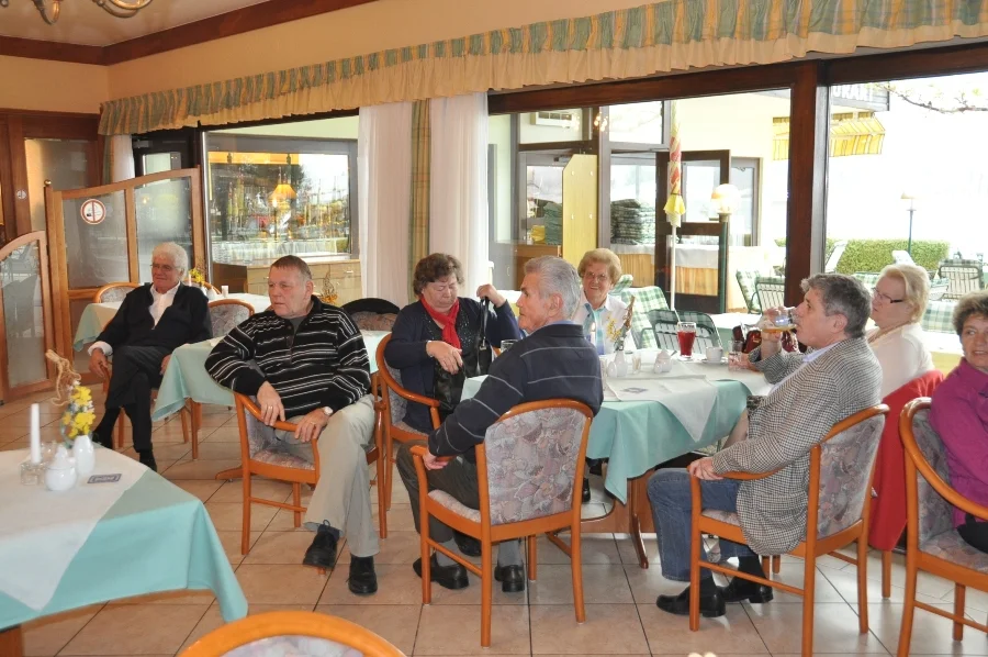 Die Teilnehmer lauschen gespannt der Auslosung