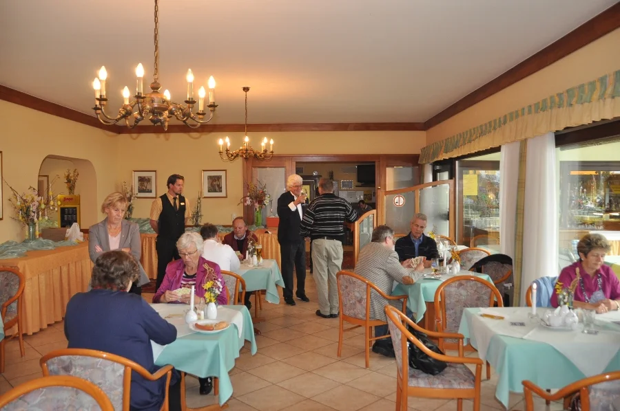 Auch Hausherr Hans Koscher#begrüßt die SpielerInnen