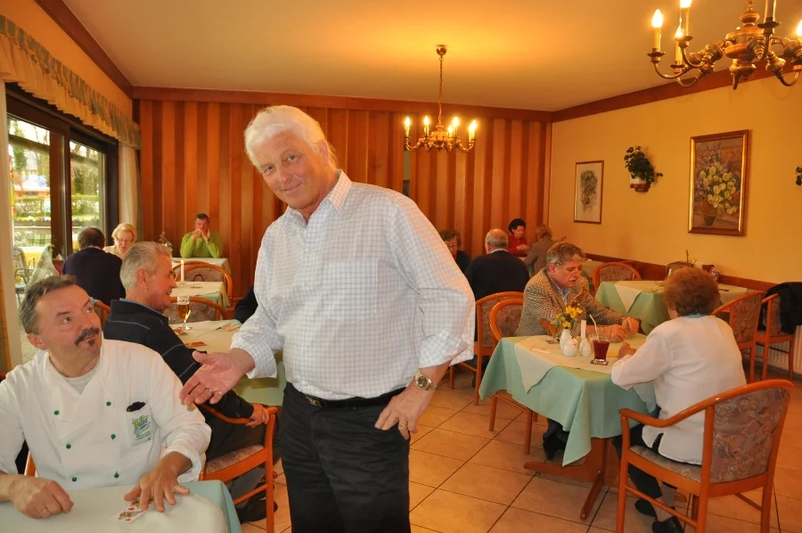 Turnierleiter Helmut Epe gibt#taktische Ratschläe