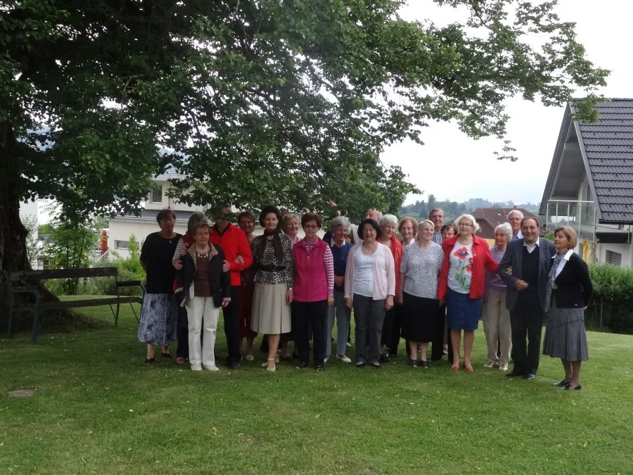 Die Seniorentänzher unter der Linde#am +Strußnighof+