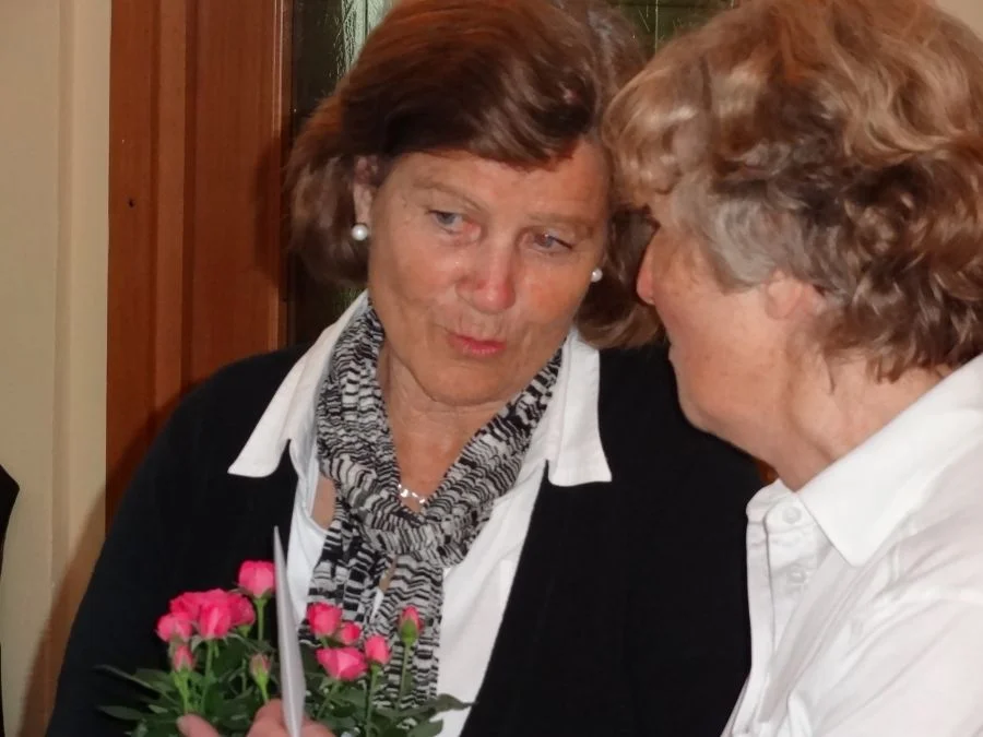 Frau Else Zinnecker bedankt sich bei#unserer Tanzleiterin Renate Rauter