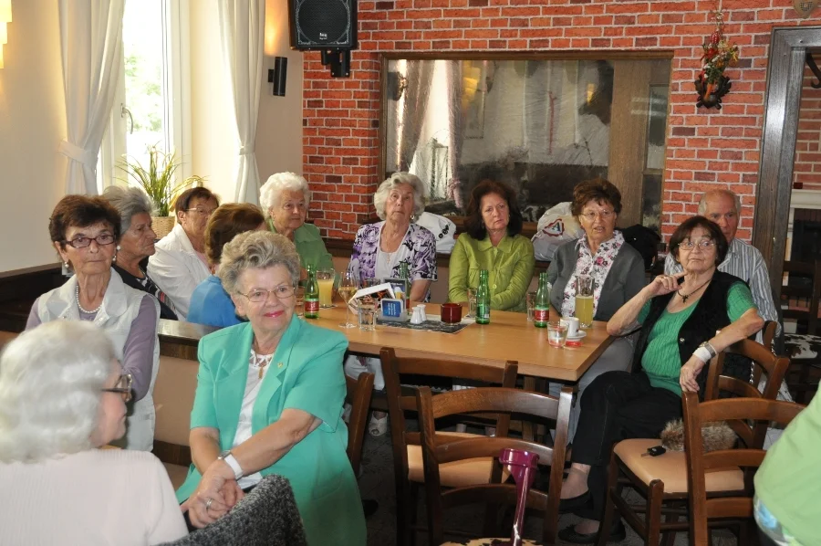 Die Stube im +Wirtshaus+ war bis auf den letzten Platz besetzt.