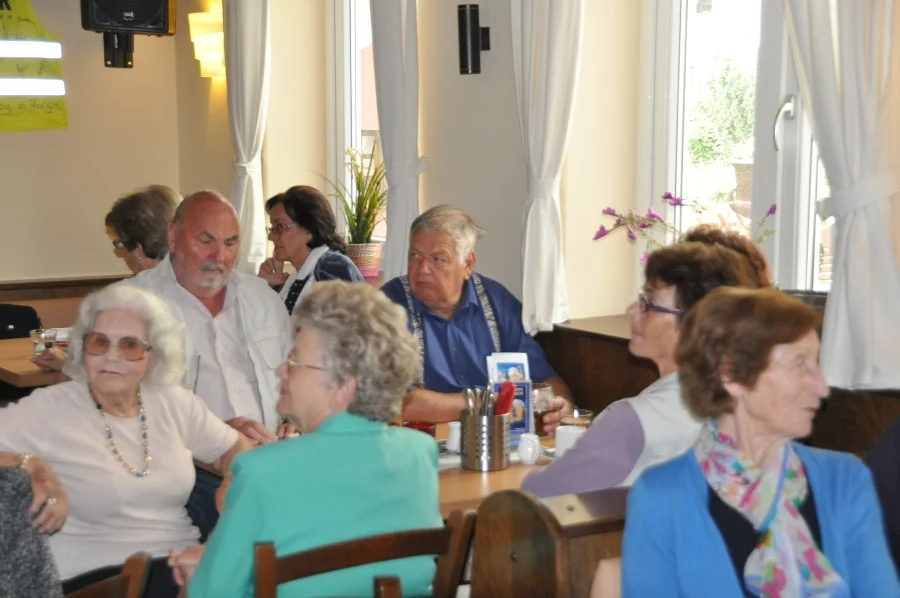 zwei nicht ganz schlanke Herren#umgeben von netten Damen