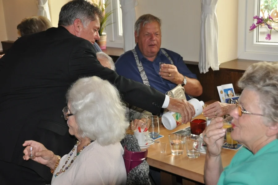 Willi Pickert Frau Kleinberger und Frau Hudovernig bei einer Trinkkur