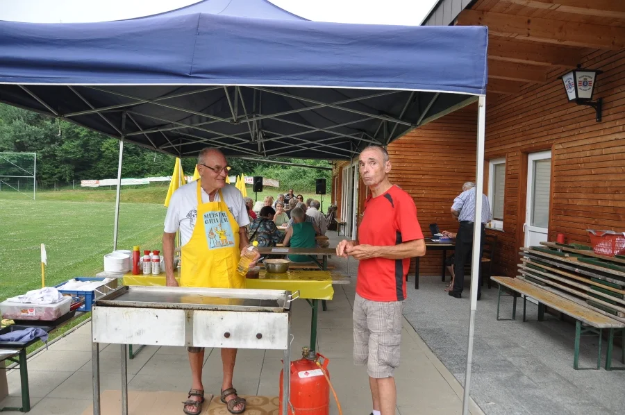 Grillmeister und Vizebürgermeister#bei einer Lagebesprechung