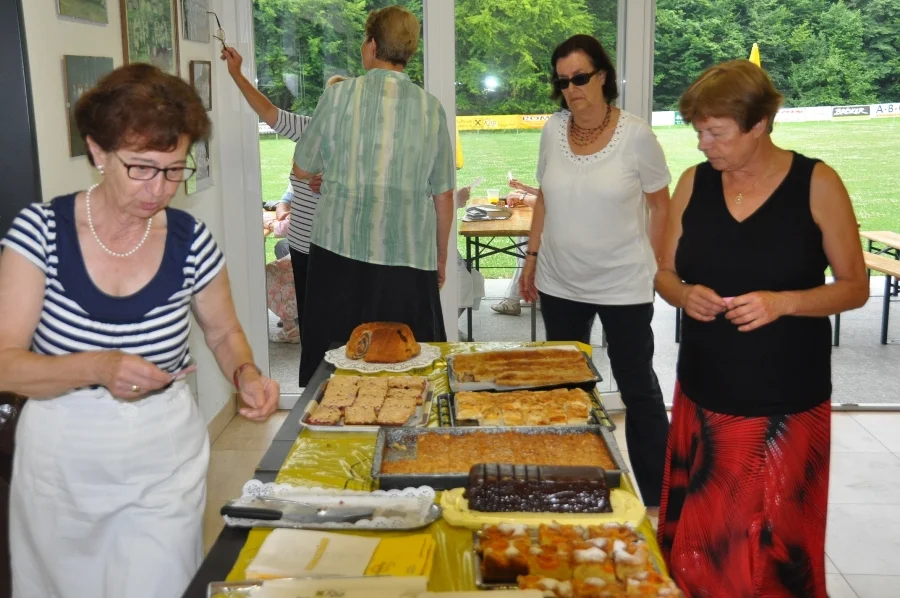 Das Kuchenbuffet ist eröffnet.#Verkaufsexpertin Irmi Bukovschek und#die erste Kundin Lydia Feldkirchner