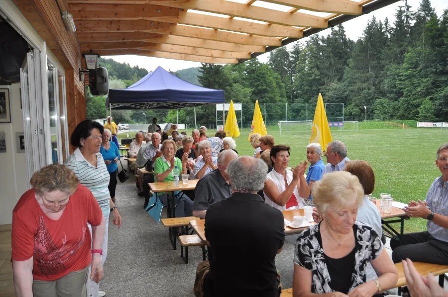 Ein Blick auf die voll besetzte Terrasse