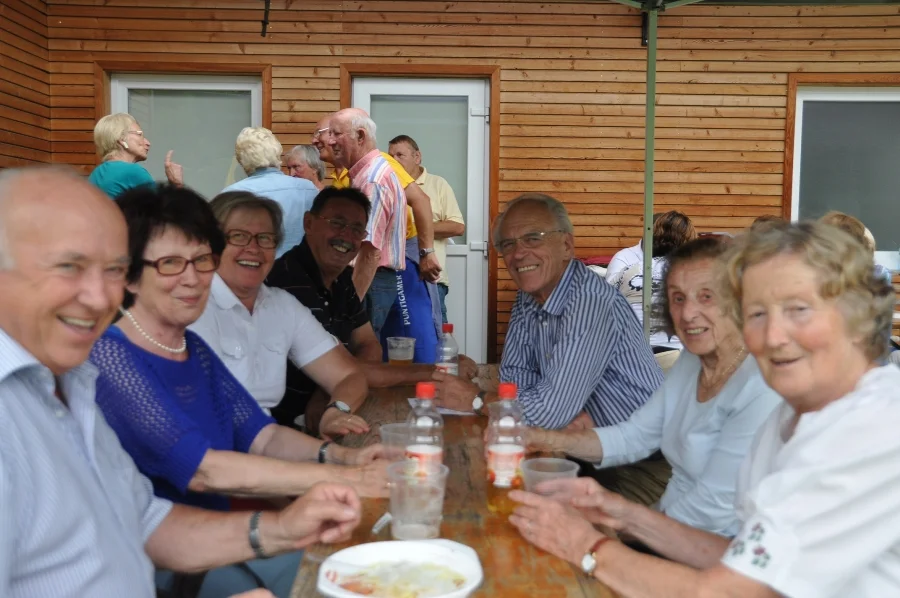 3 Obmänner mit netten Damen