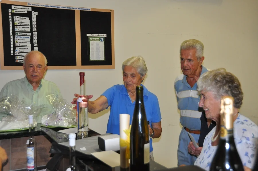 Freudige Überreichung der gewinne