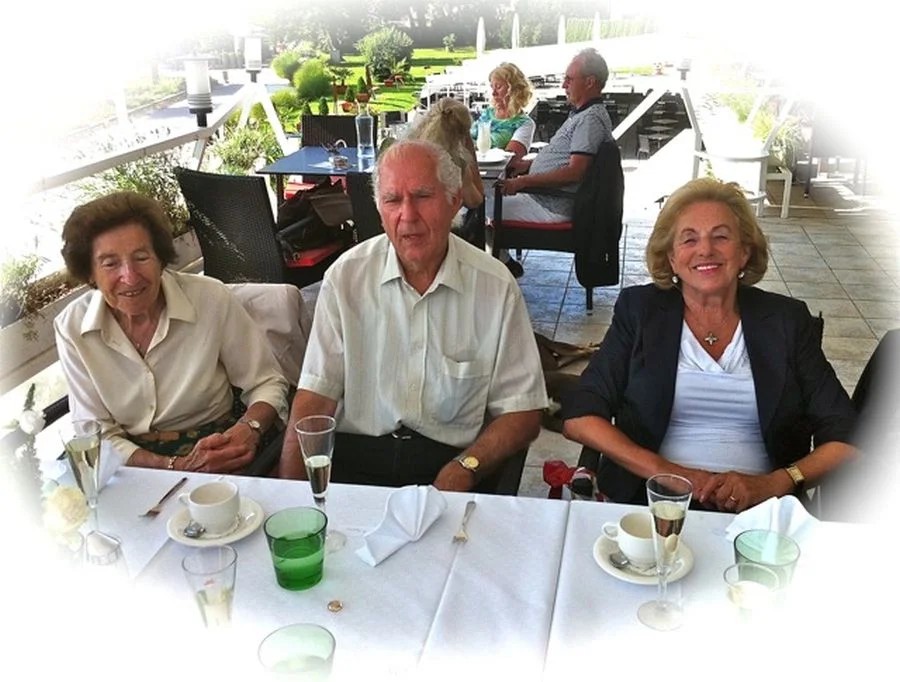 Ehrenobmann Hans Prüller wie immer umgeben von schönen Frauen