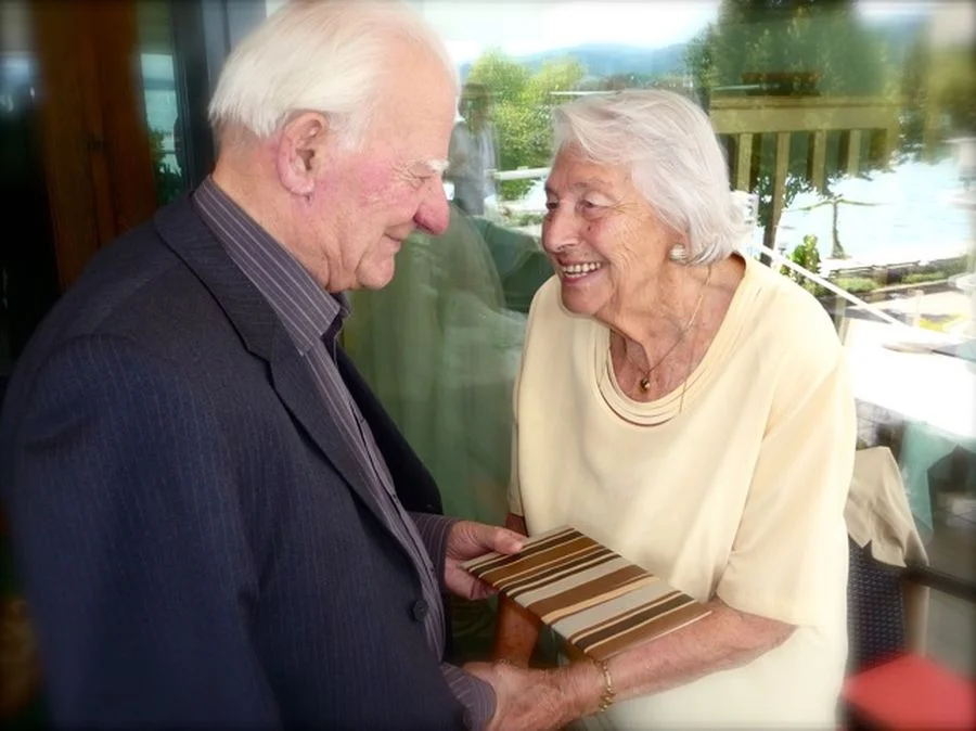 GR Pfarrer Pius Petschenig#überreicht ein Geschenk