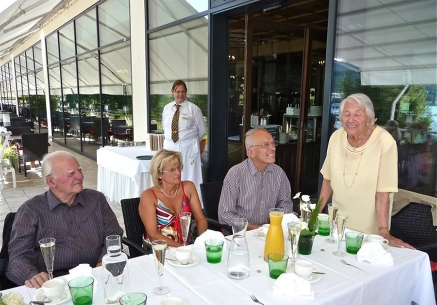 Das Geburtstagskind bei der#Begrüßung Ihrer Ehrengäste