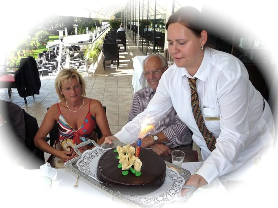 Die Geburtstagstorte wird serviert