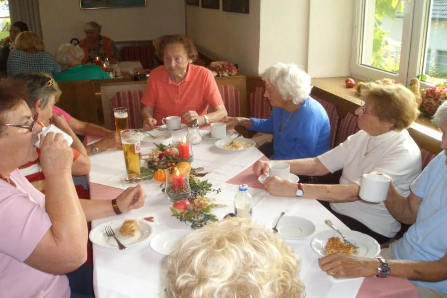 Frau Helene Holle mit ihren Sallacher Freunden