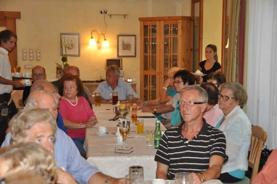 Eine Tischrunde mit mehreren Männern