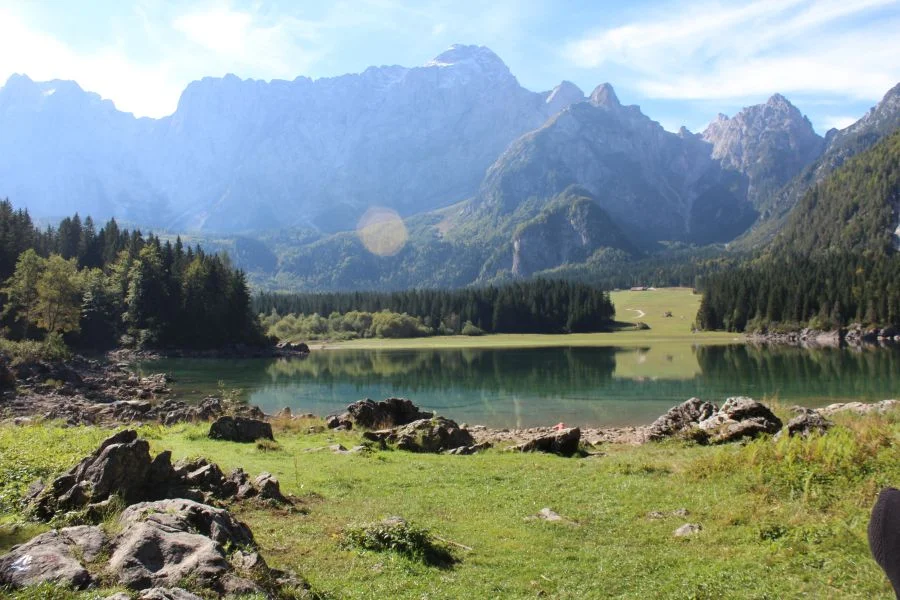 Obere See mit Blickrichtung Süden. Im Hintergrund der mächtige Mangart.