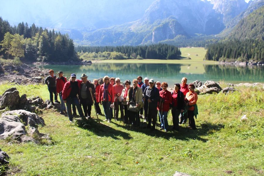 Gruppenfoto - Im Hintergrund der obere See mit wunderschöner Spiegelung.