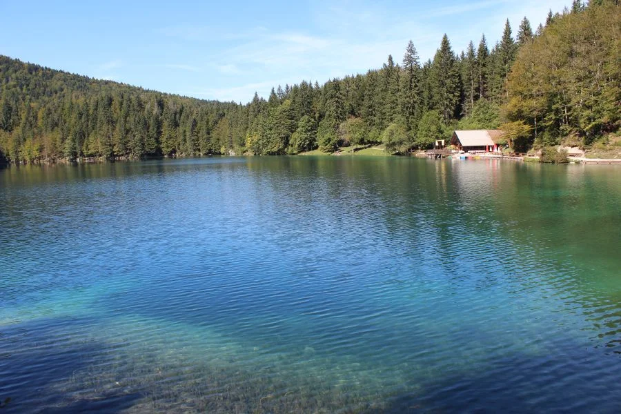 Der untere See - Im Hintergrund ein nettes Lokal.