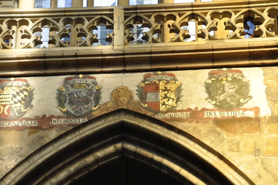 In der St. Veit Kirche die Wappen#der Habsburger Länder
