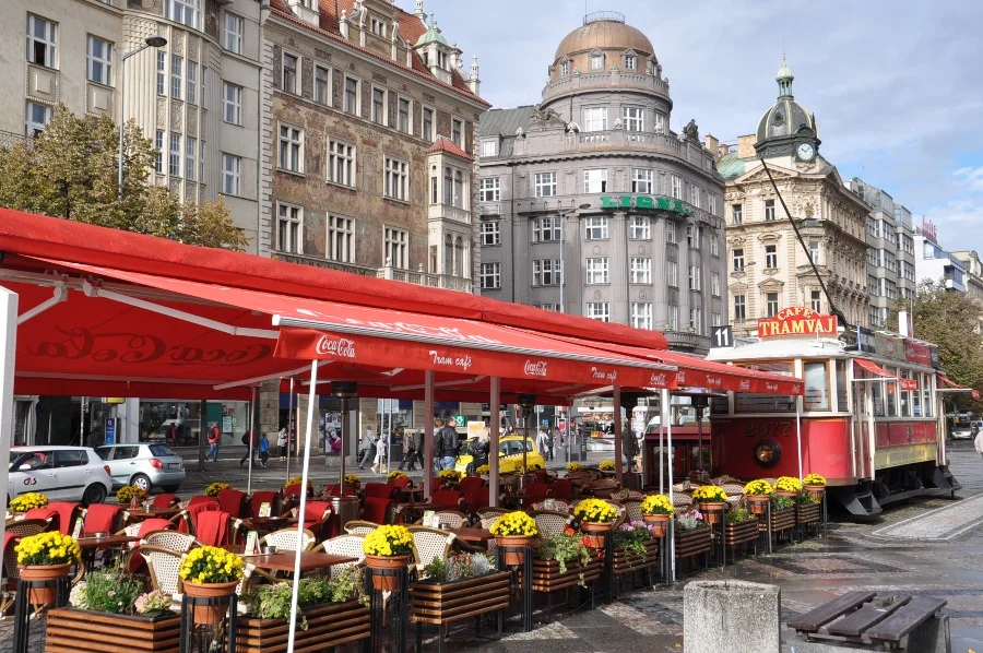 Wenzelplatz mit nosdalgischer#Strassenbahn