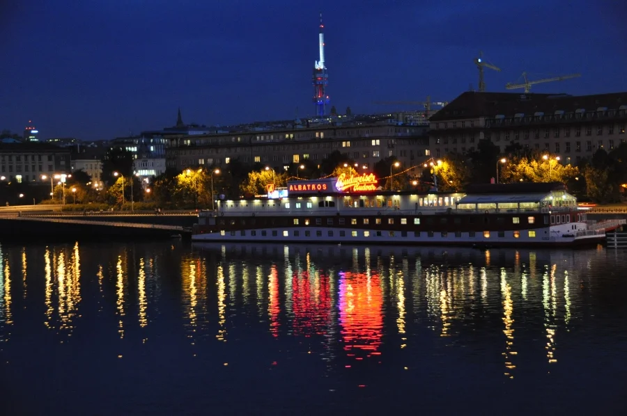 Nächtliche Schiffsfahrt auf der Moldau