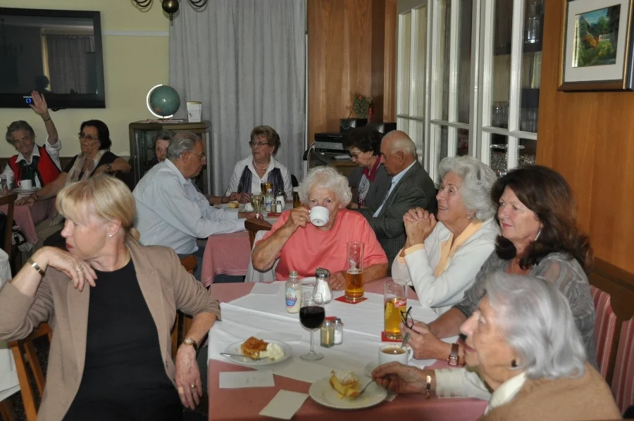 Interessierte Zuhörer im Speisesaal#des Landhauses Strussnighof