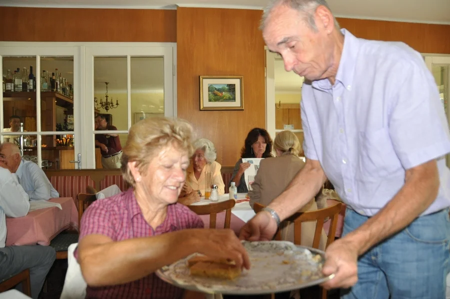 Vbm. Alfred Walter verteilt +Baumprodukte+