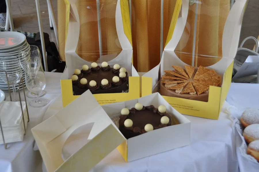 Die Torten warten noch#auf die Gewinner