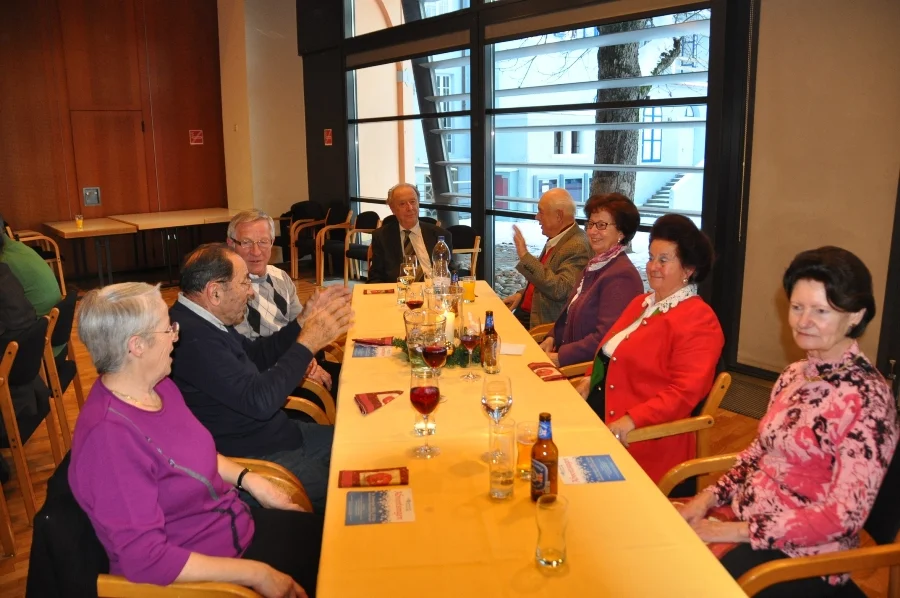 Seniorentänzerinnen mit netten Herren